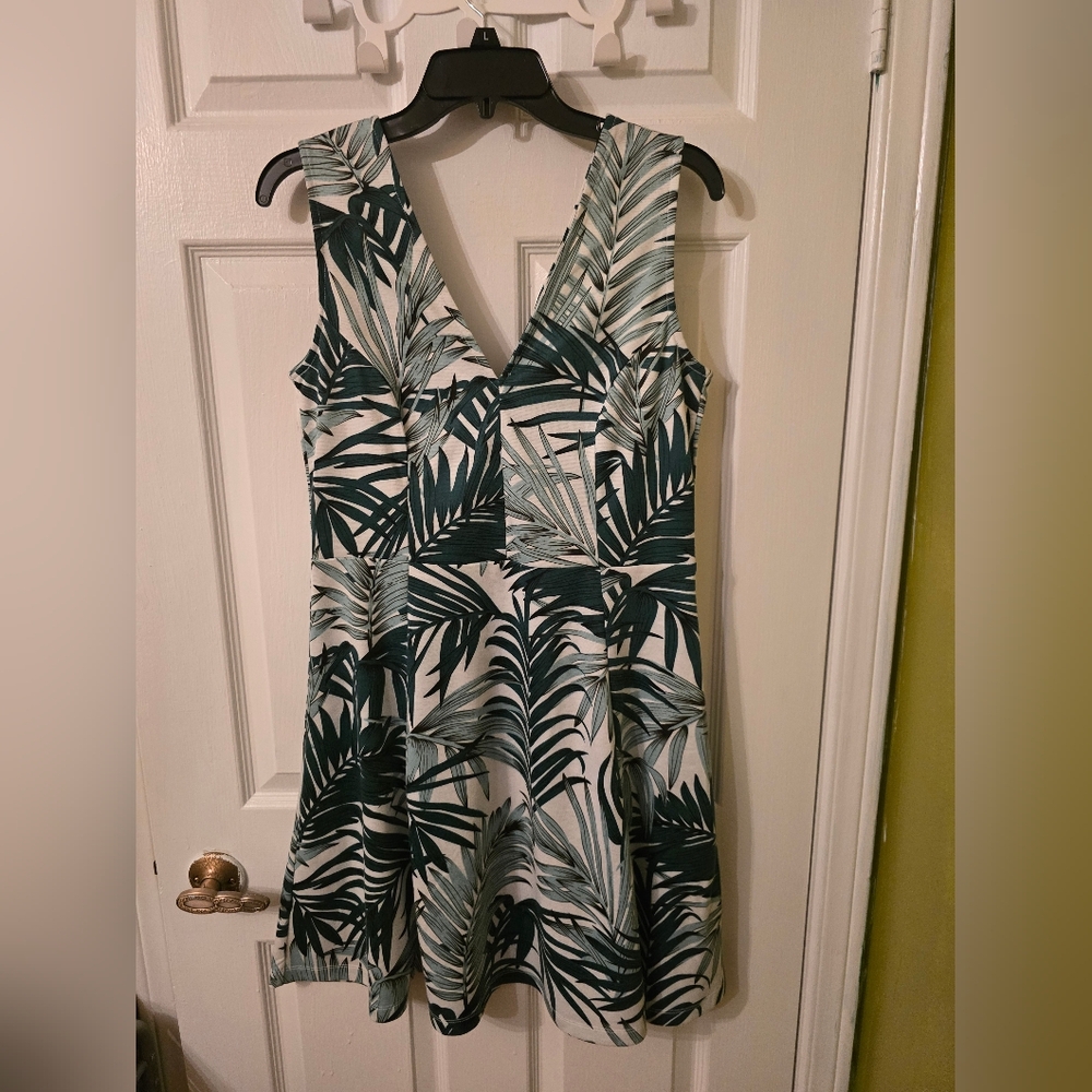H&M Palm-Accent V-Neck Dress in Green & White Size L